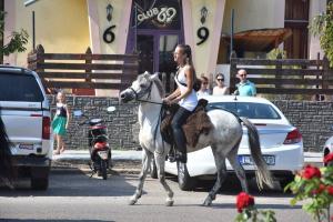 zz-delelott-fevonulas-074