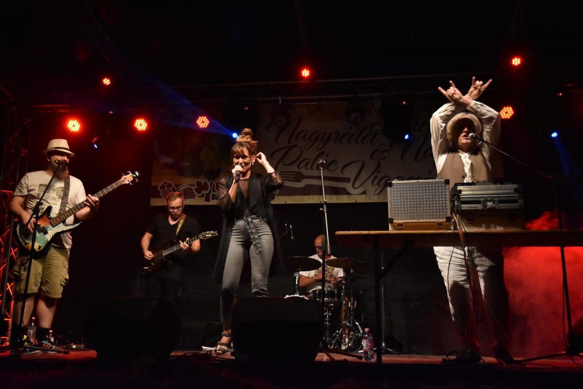 r h-este-ejszaka-001